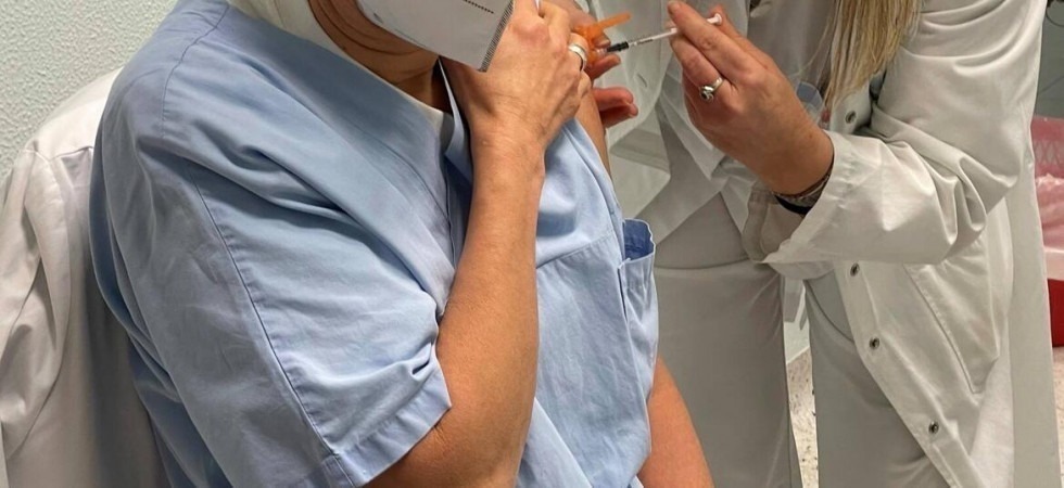 Covid, boom di contagi e tornano le code per il vaccino: raddoppiato l'afflusso per la quarta dose per gli over 80 a Belluno